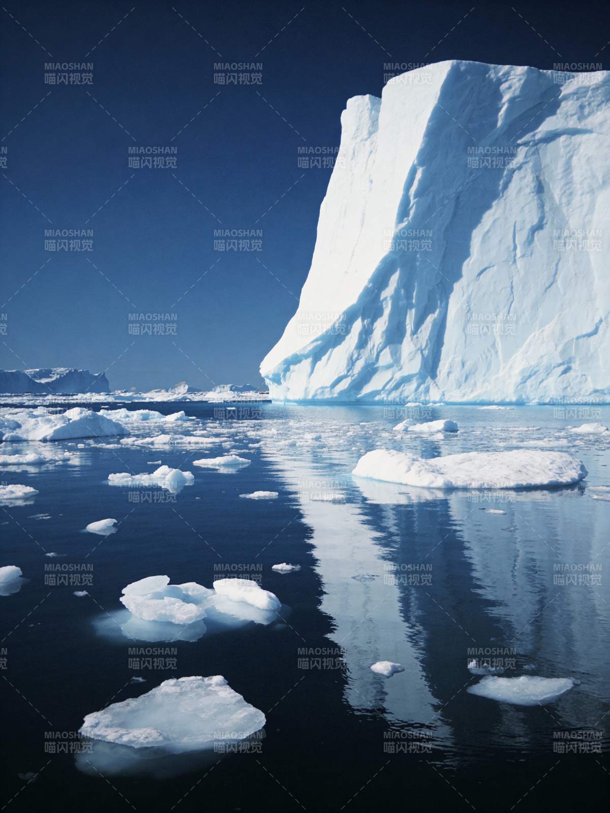 冰山倒影图片