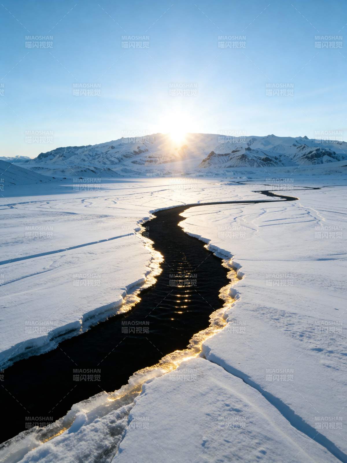 雪原冰河映日光图片
