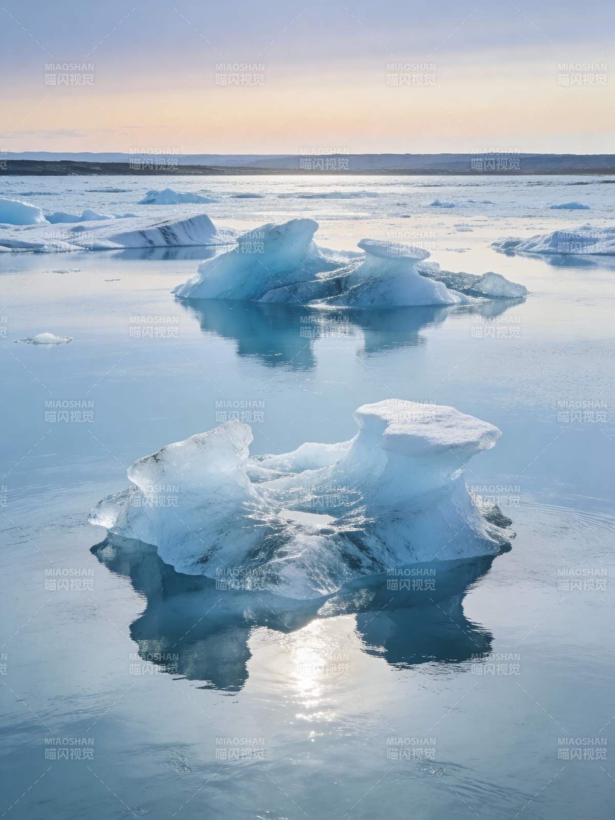 冰川静谧湖面图片