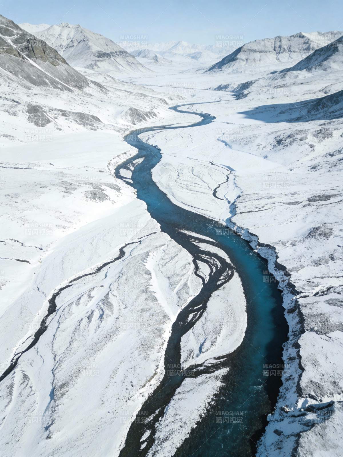 雪原冰河蜿蜒图片