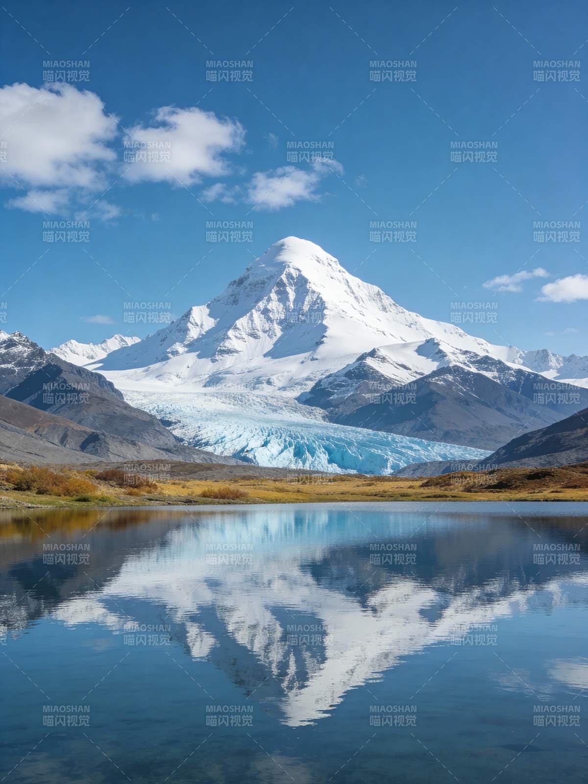 雪山倒影湖中图片
