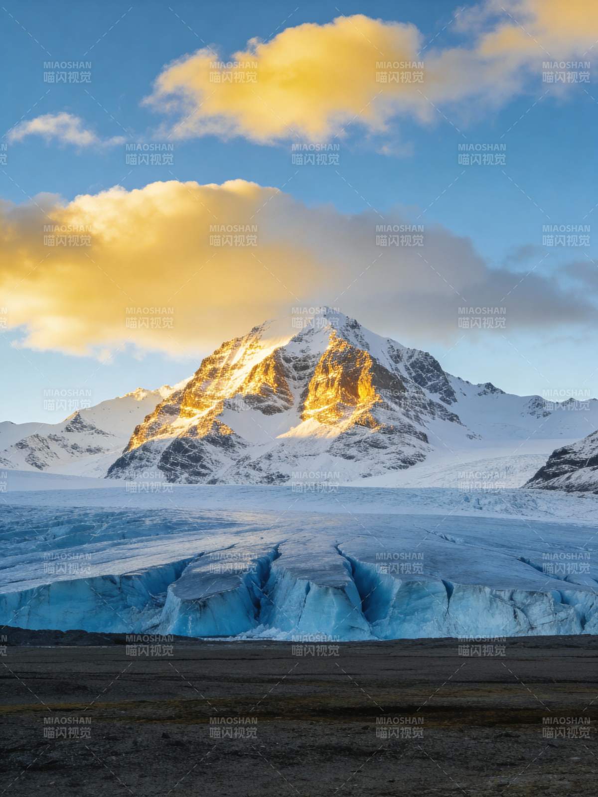 雪山冰川晨光图片