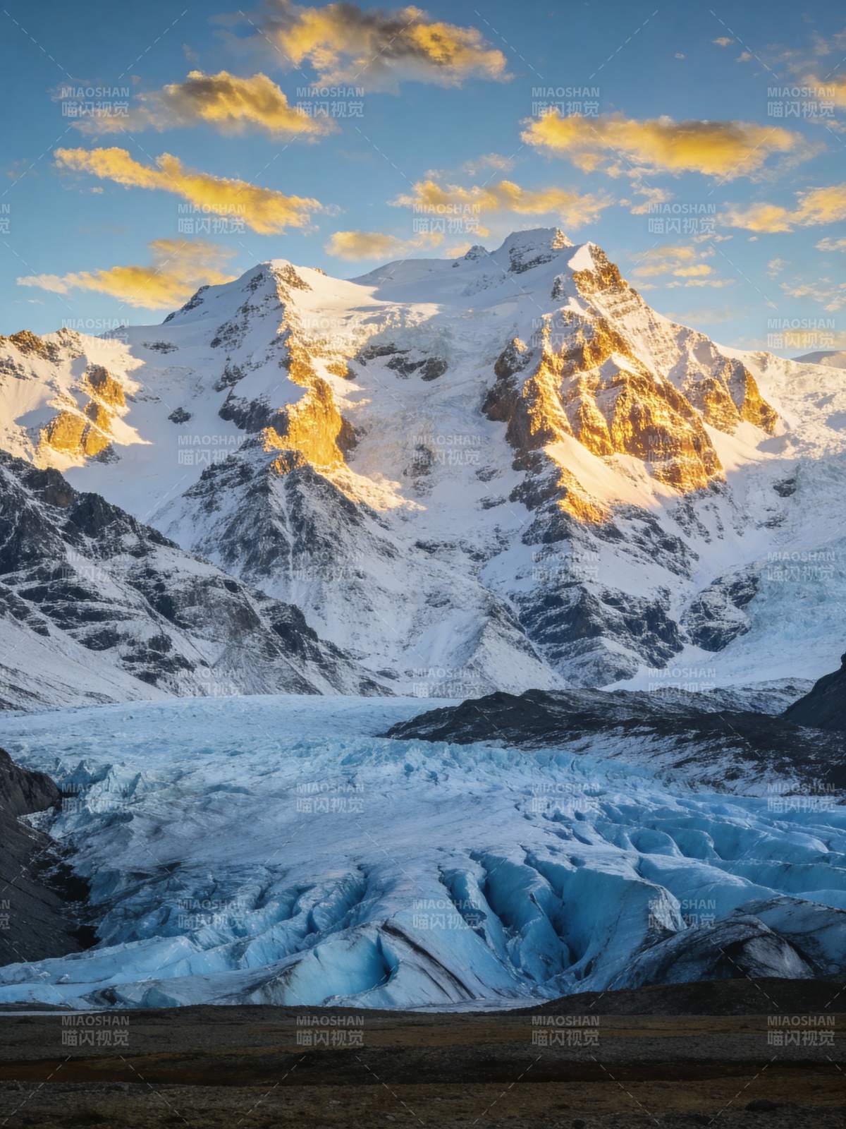 雪山冰川晨曦照图片