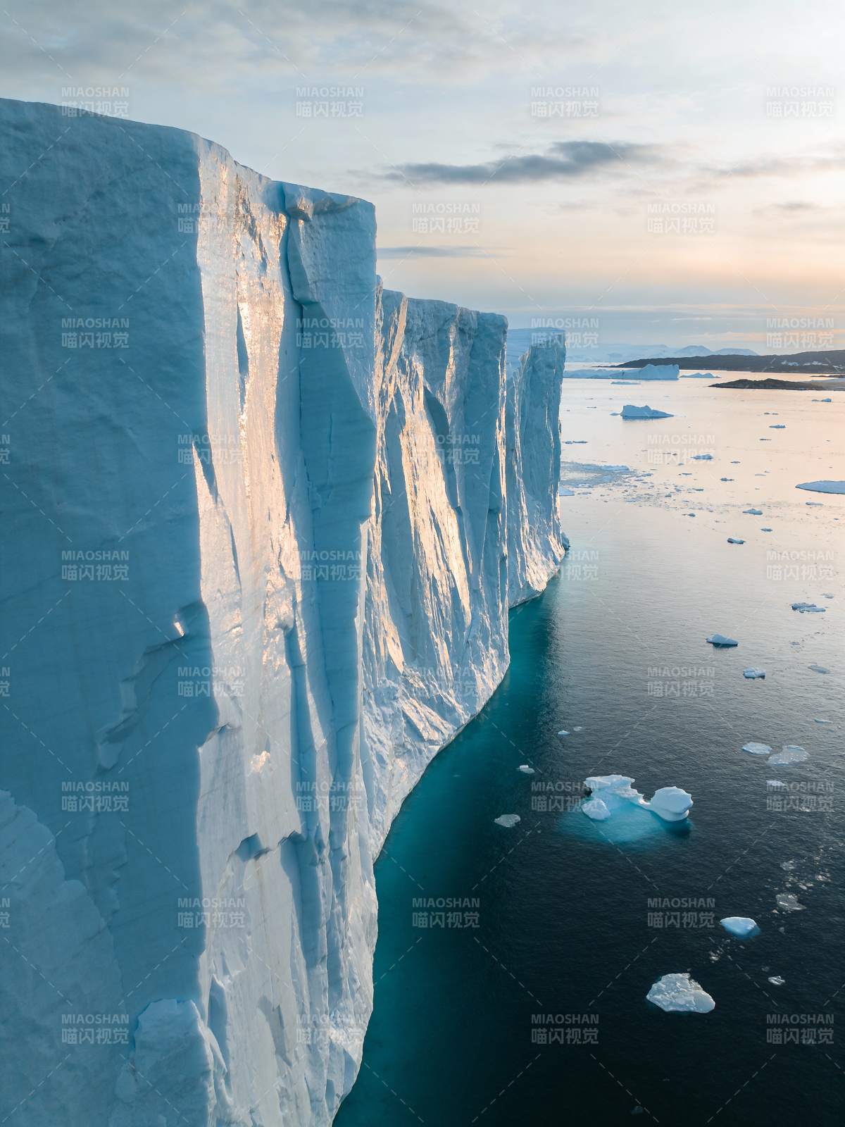 冰川峭壁映碧海图片