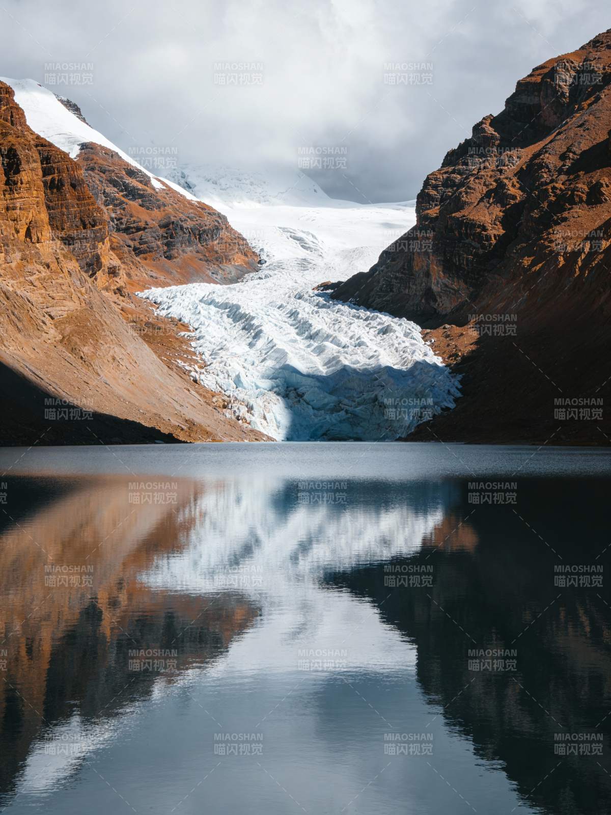 冰川倒影湖图片