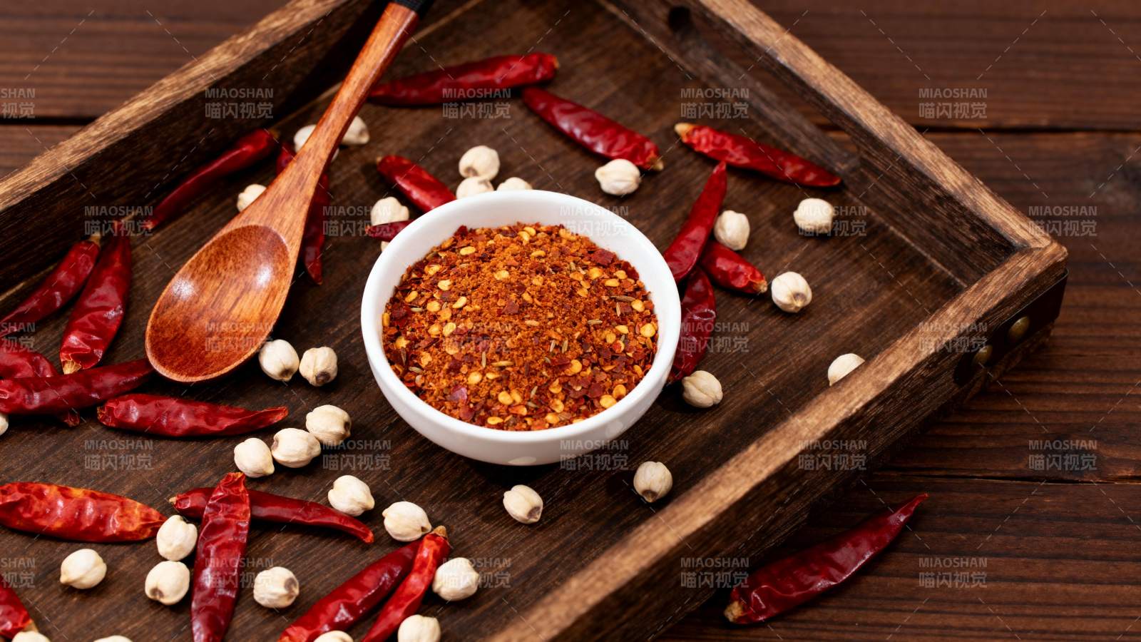 辣椒粉与干辣椒图片