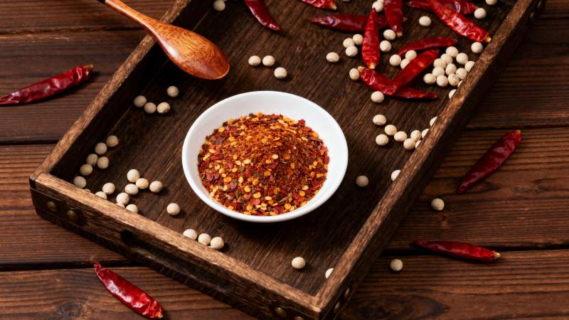 辣椒粉与豆粒摆盘图片