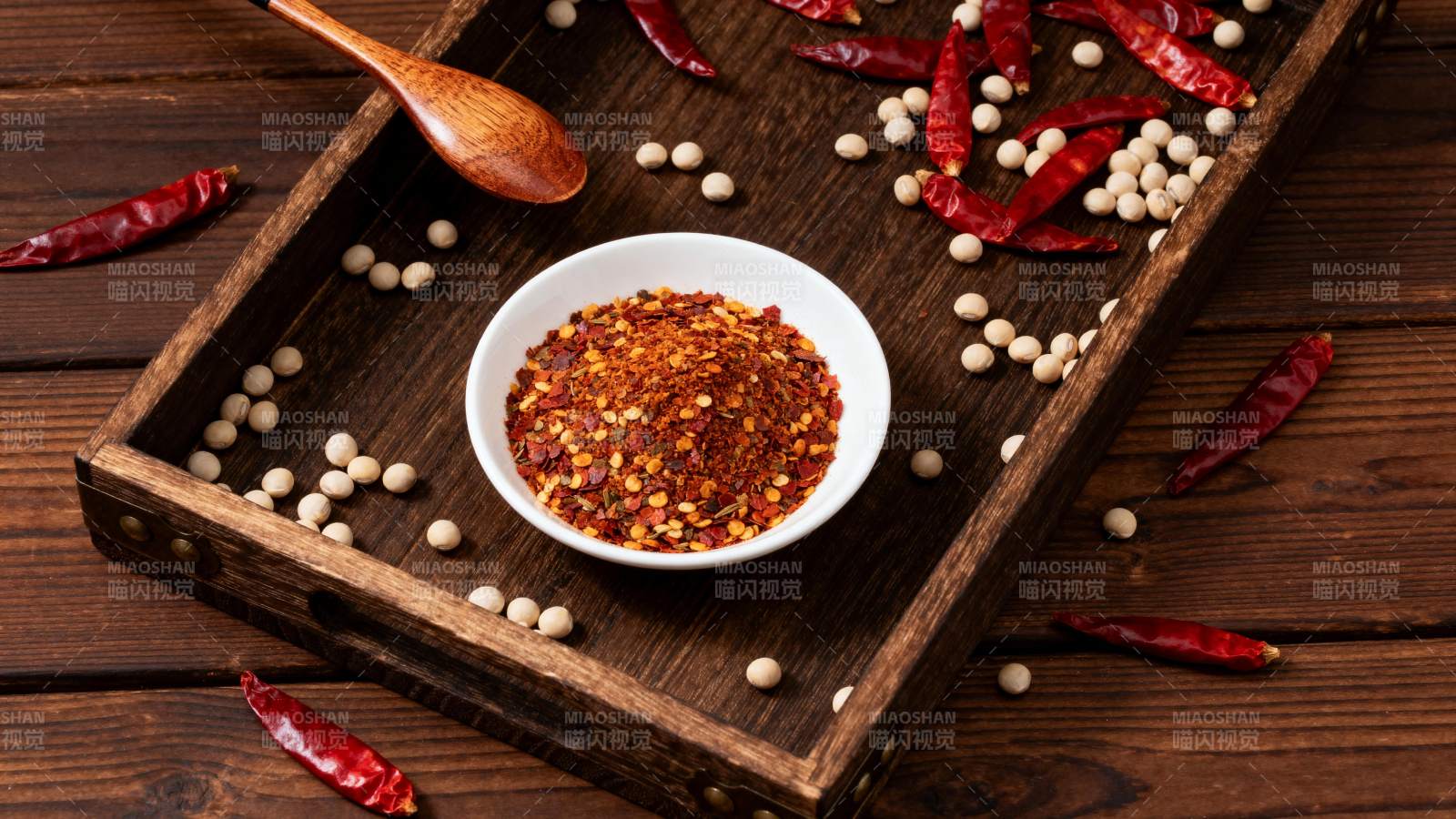 辣椒粉与豆粒摆盘图片