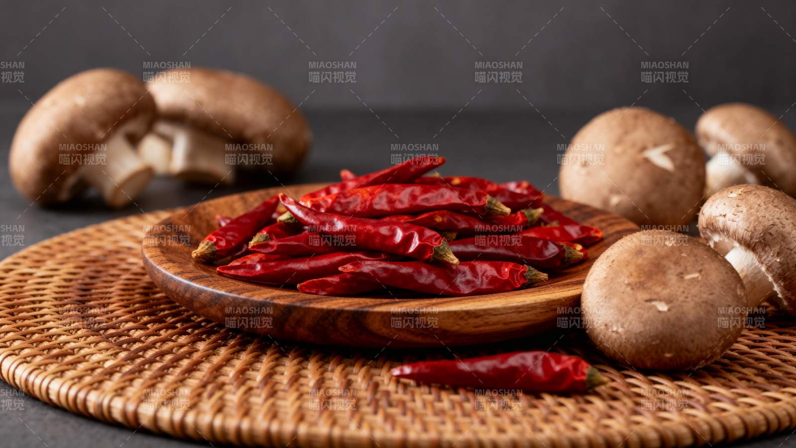 辣椒与蘑菇静物图片