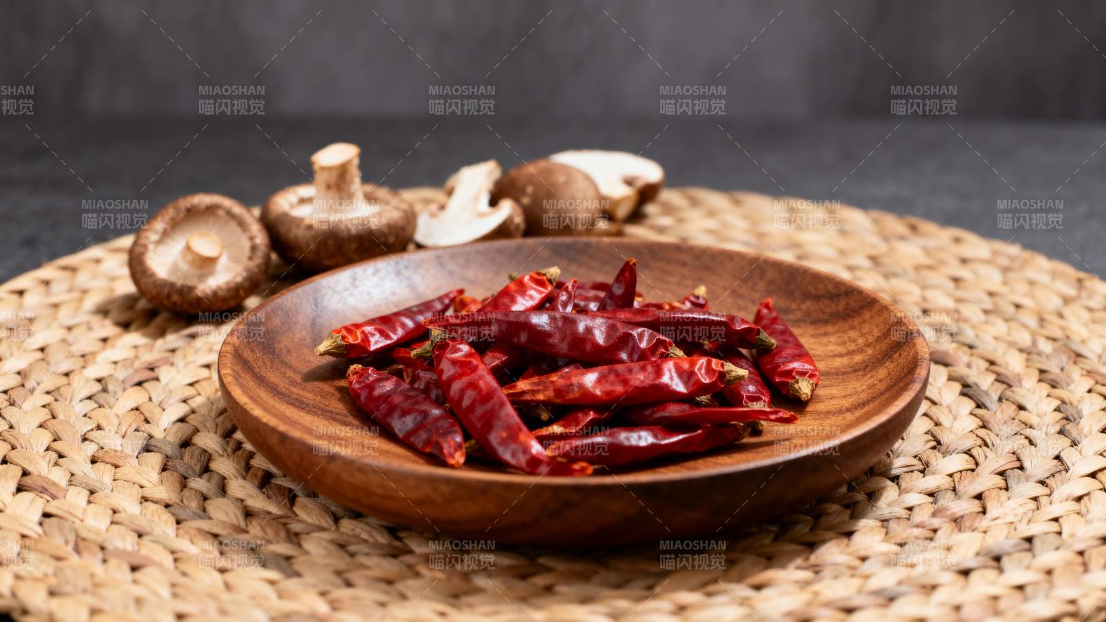 干辣椒与香菇摆盘图片