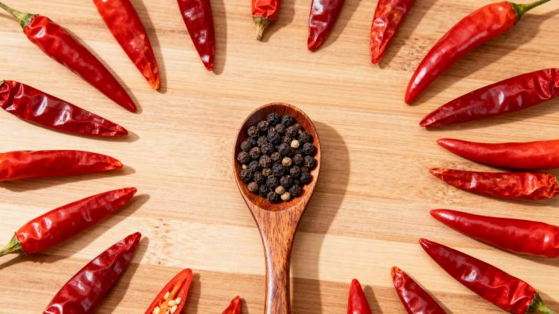 辣椒环绕黑胡椒图片