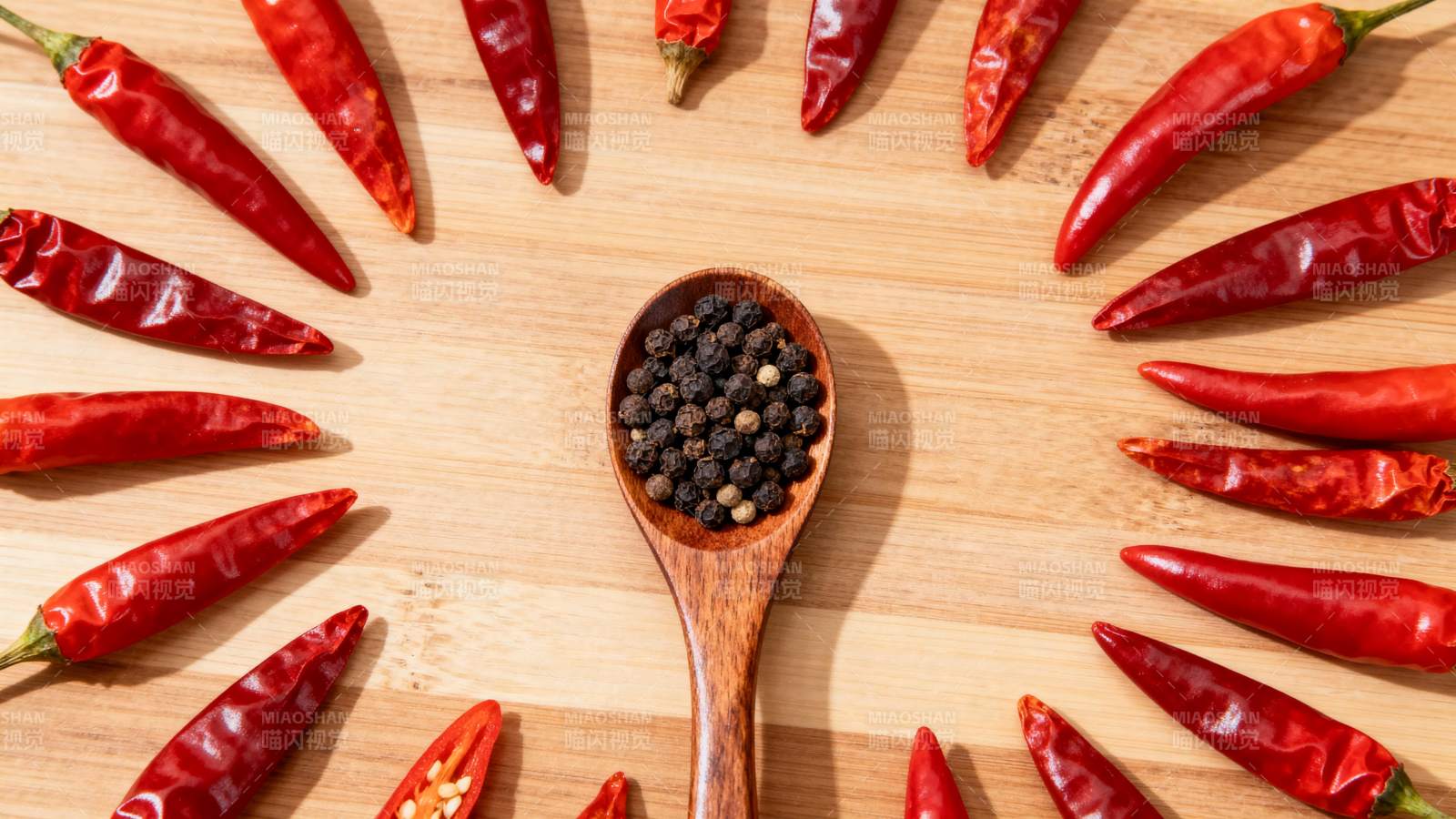 辣椒环绕黑胡椒图片