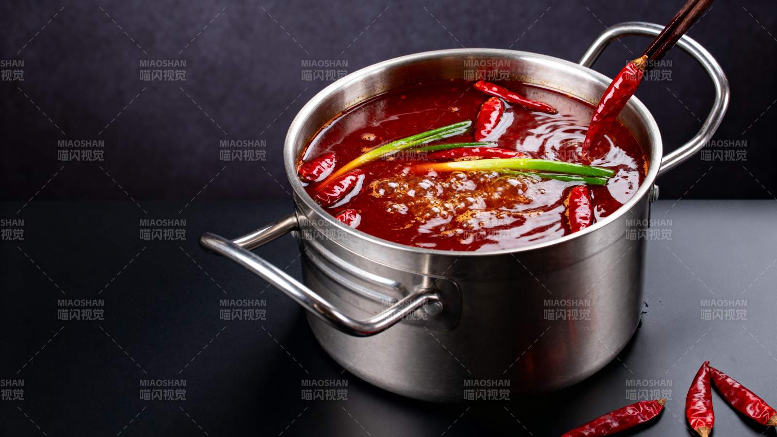 红油辣锅热气腾腾图片