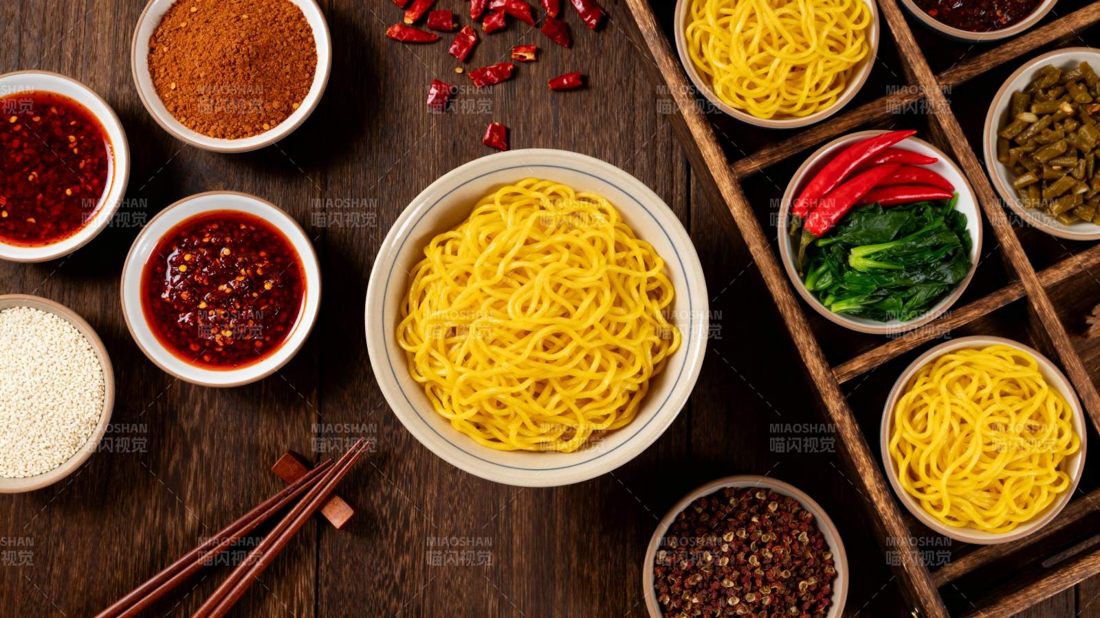 面条配菜调料摆盘图片