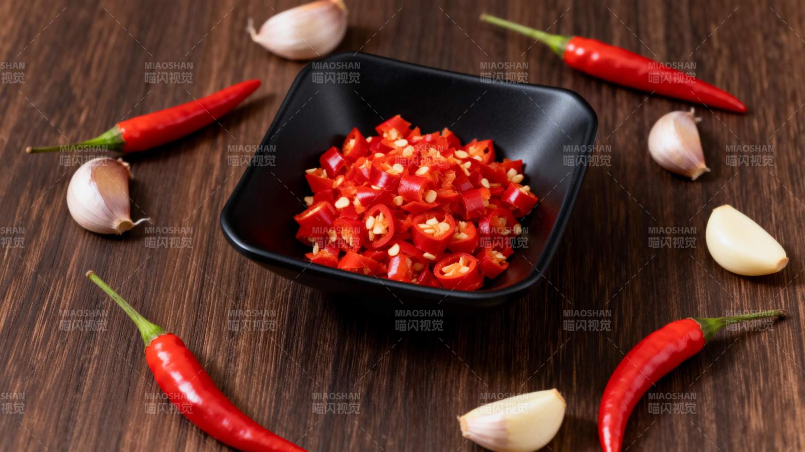 红椒蒜瓣配菜图片
