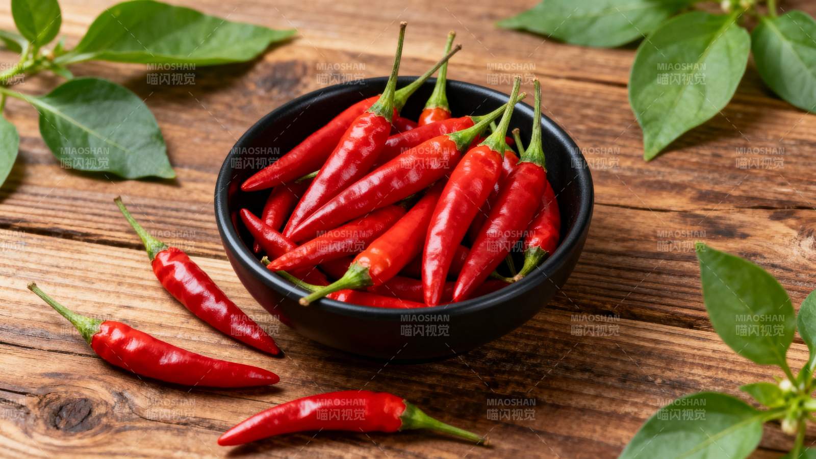 红辣椒与绿叶相伴图片
