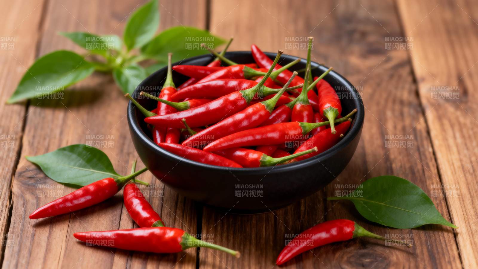 红辣椒与绿叶静物图片