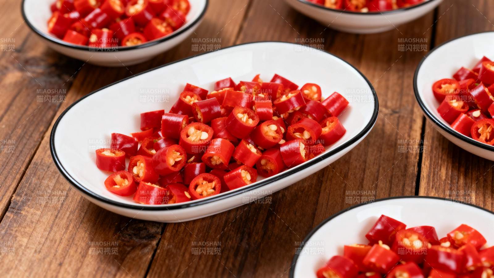 红椒切丁摆盘图片
