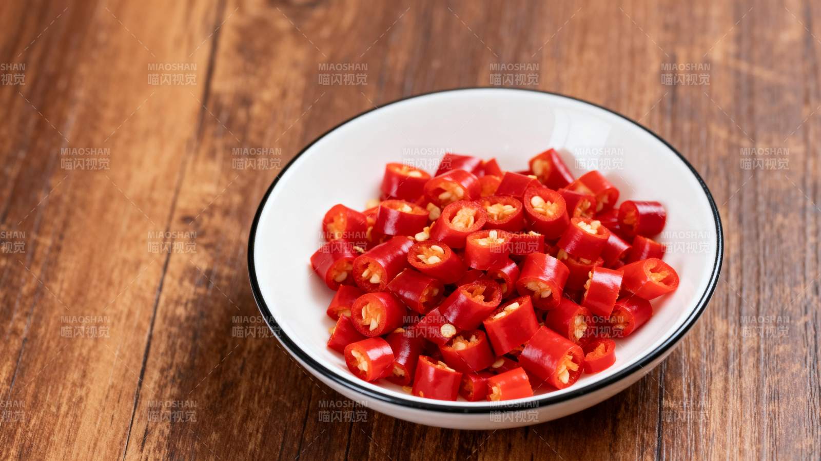 红辣椒切丁图片