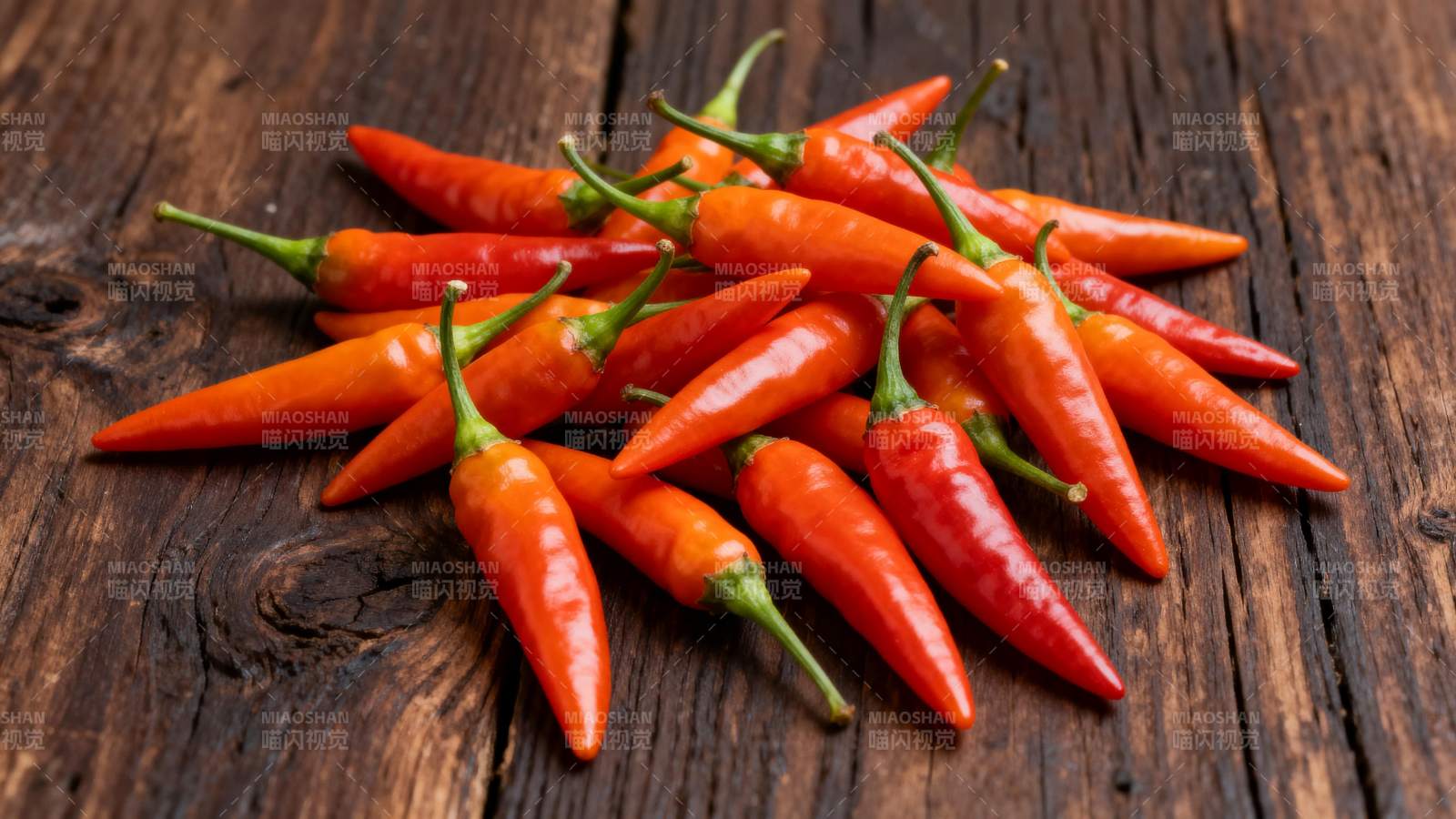 红辣椒堆叠木桌图片