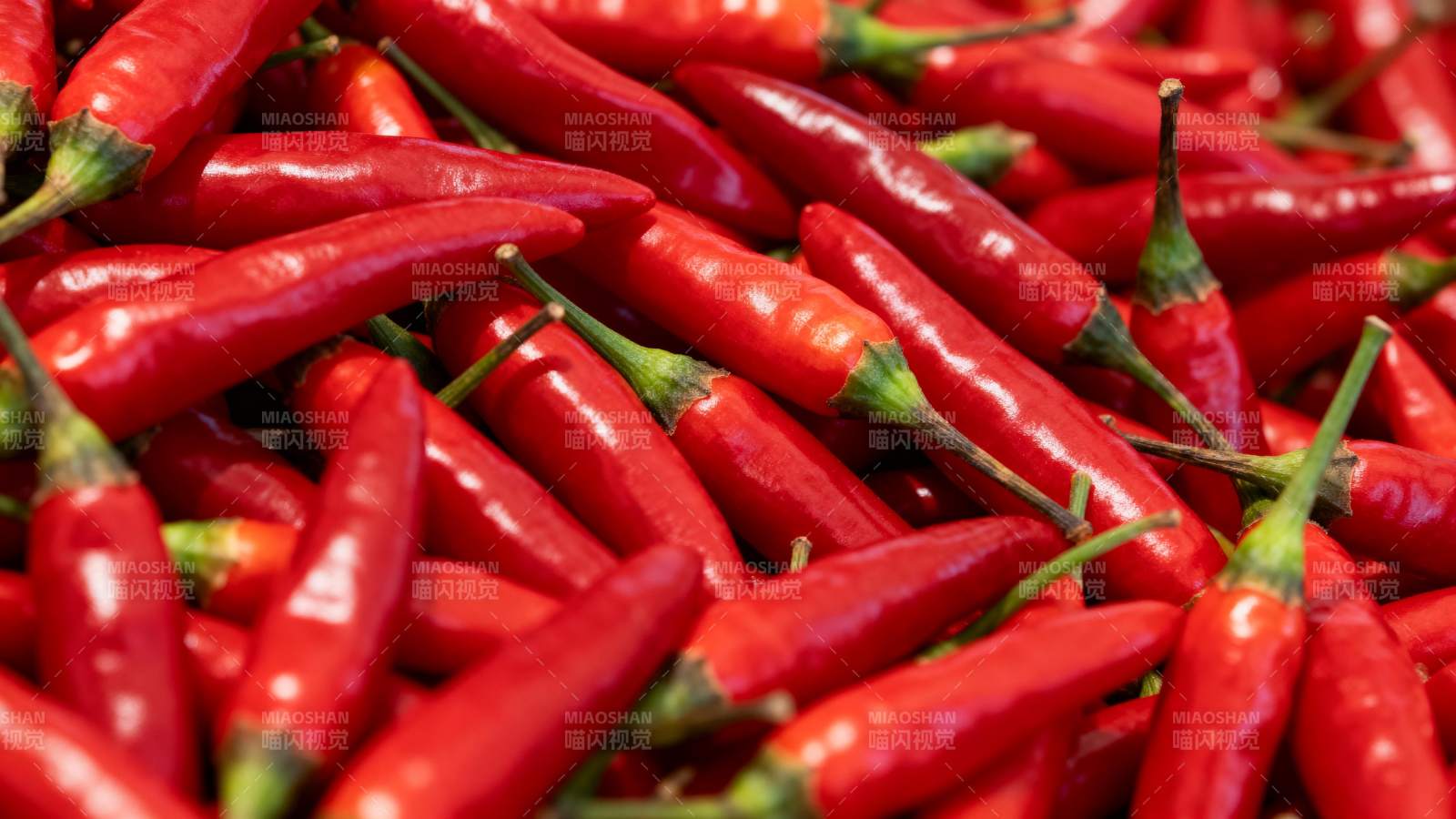 鲜红辣椒堆叠图片