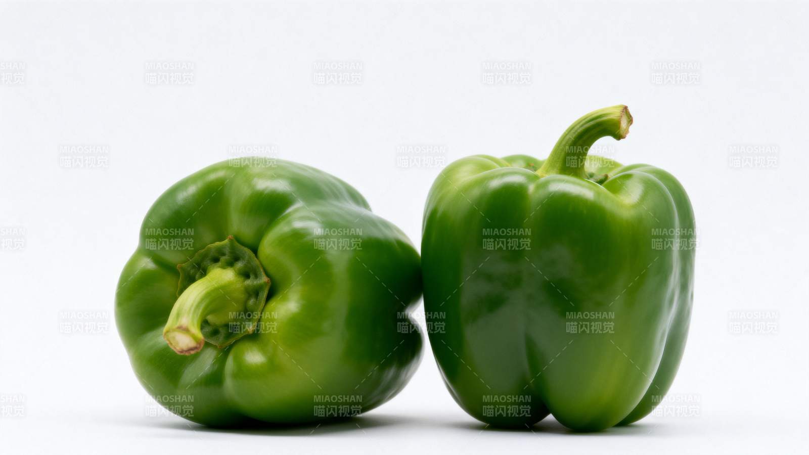 青椒两颗 鲜绿诱人图片