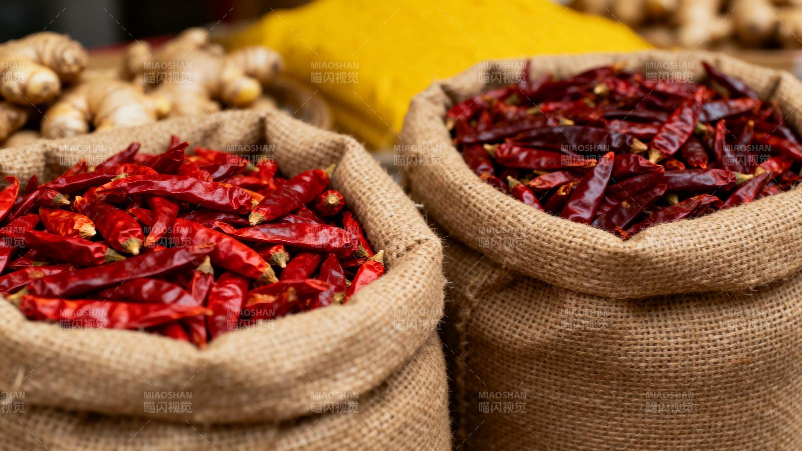 红辣椒装满麻袋图片