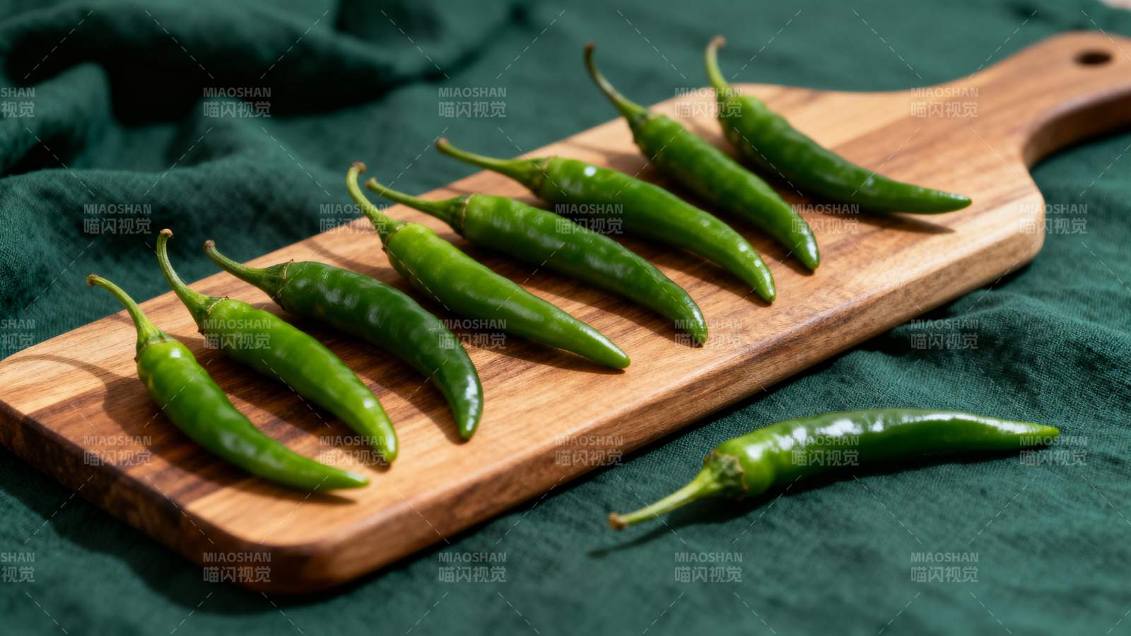 青椒排列木板上图片