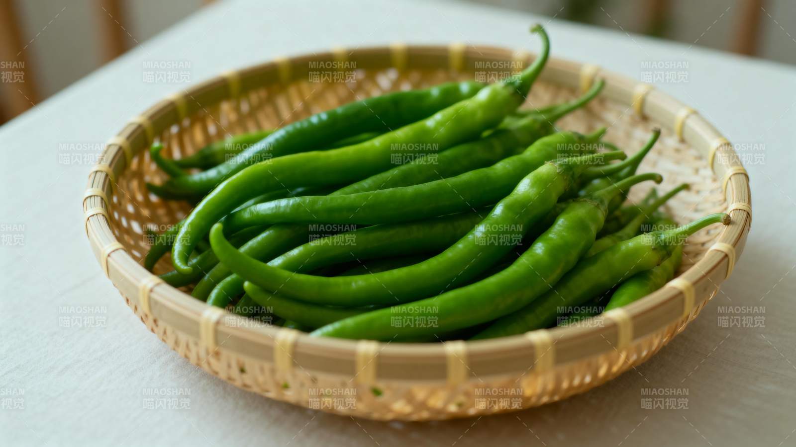 青椒盛于竹篮中图片