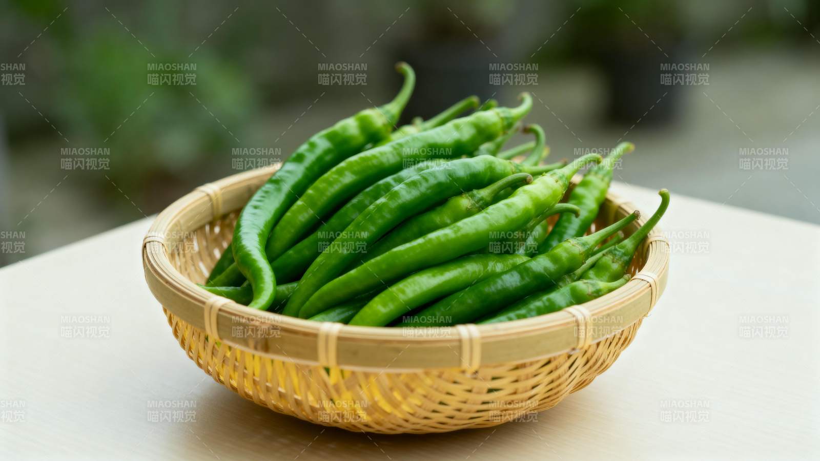 青椒满篮绿意浓图片