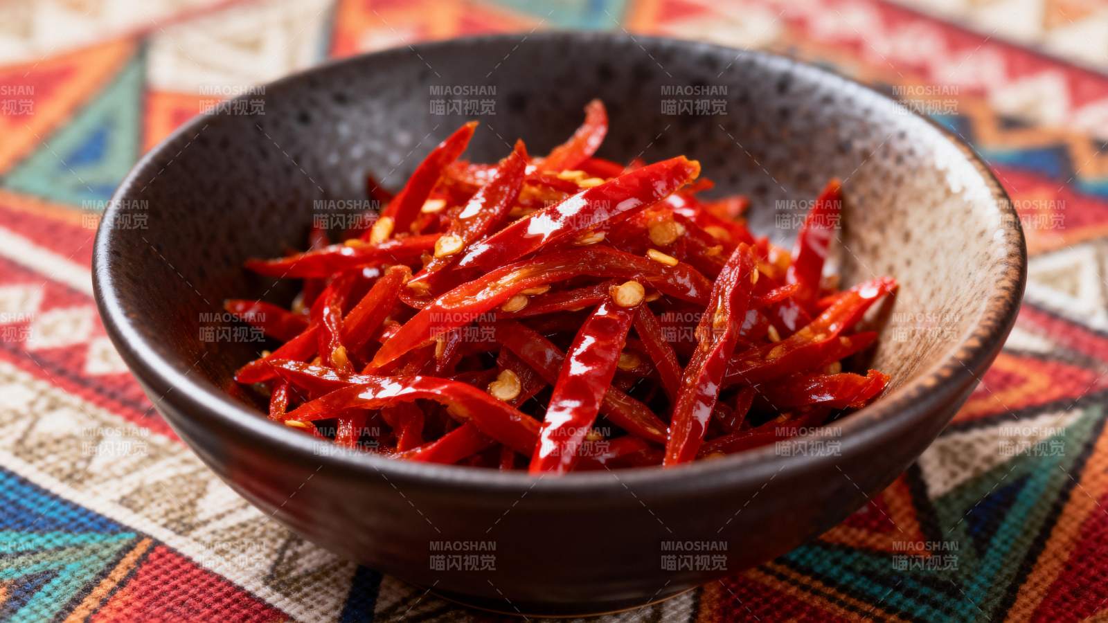 红辣椒盛碗中图片