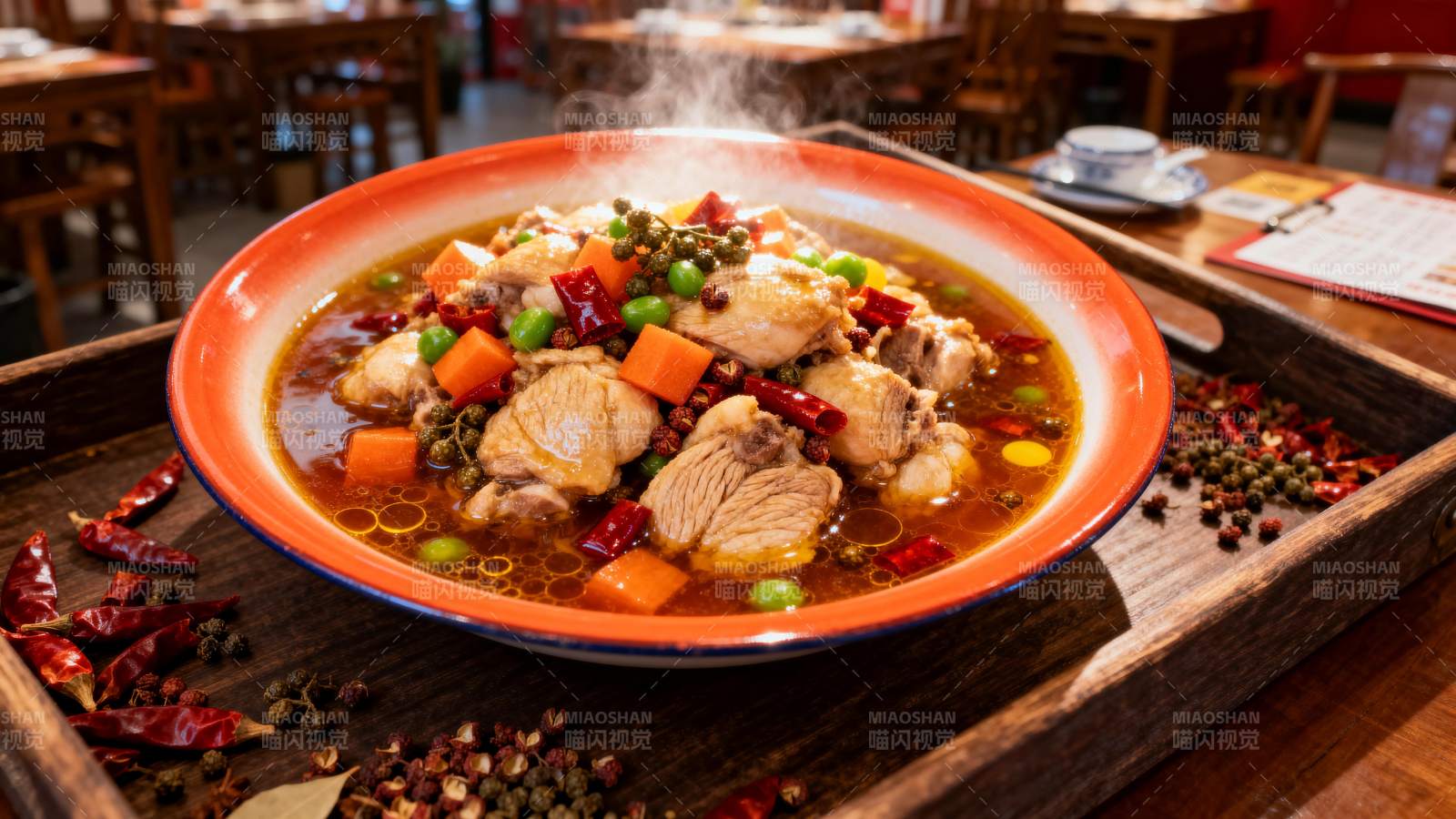 香辣炖鸡配蔬菜图片