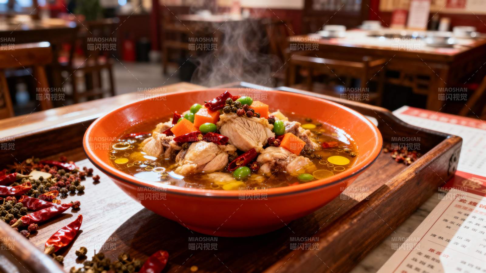 热气腾腾的美味炖菜图片