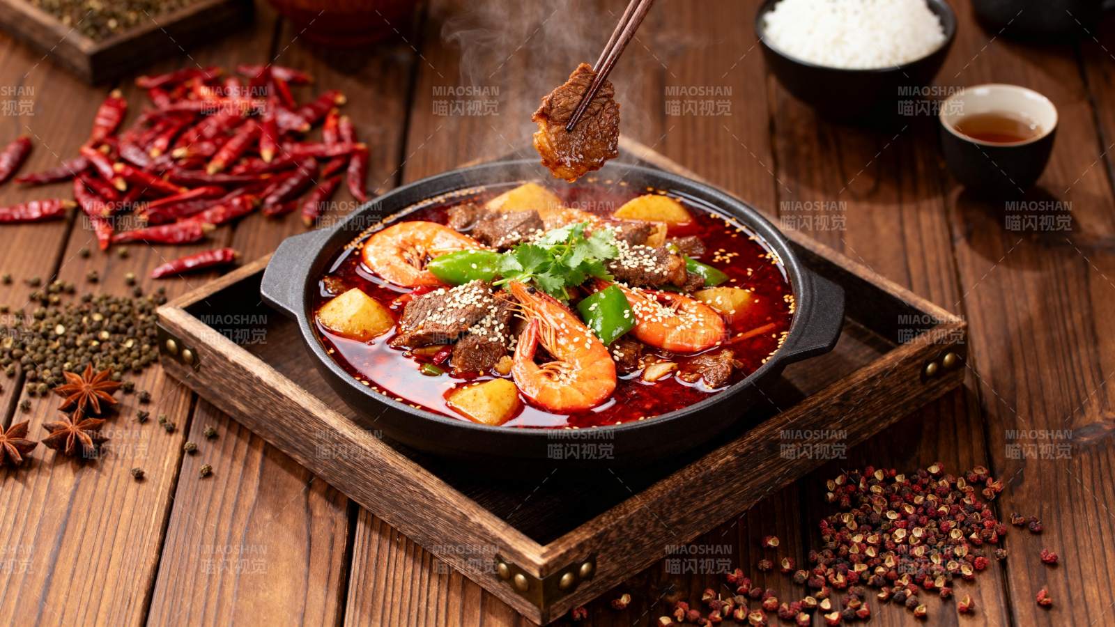 麻辣火锅热气腾腾图片
