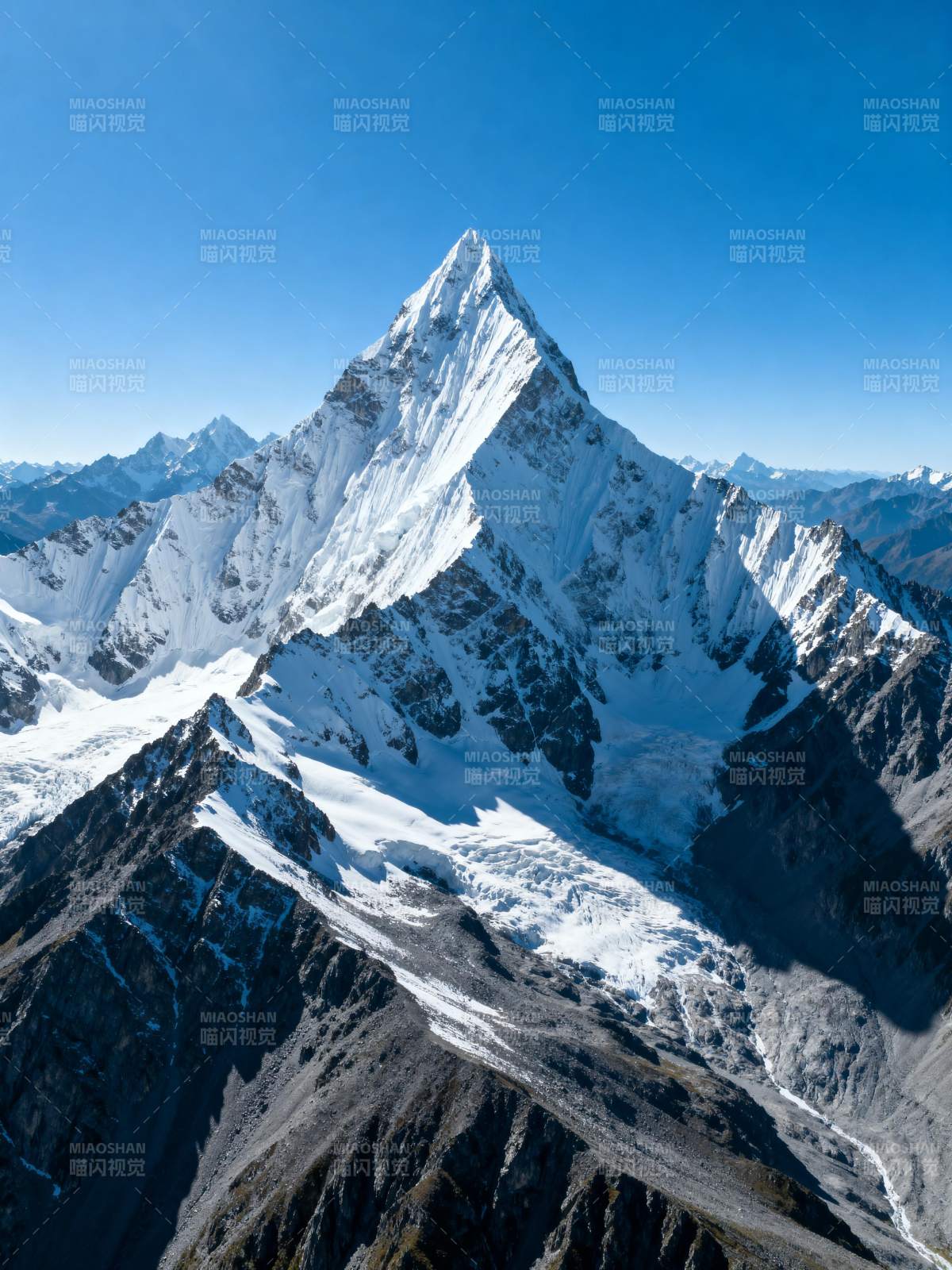 雪山之巅 巍峨壮丽图片