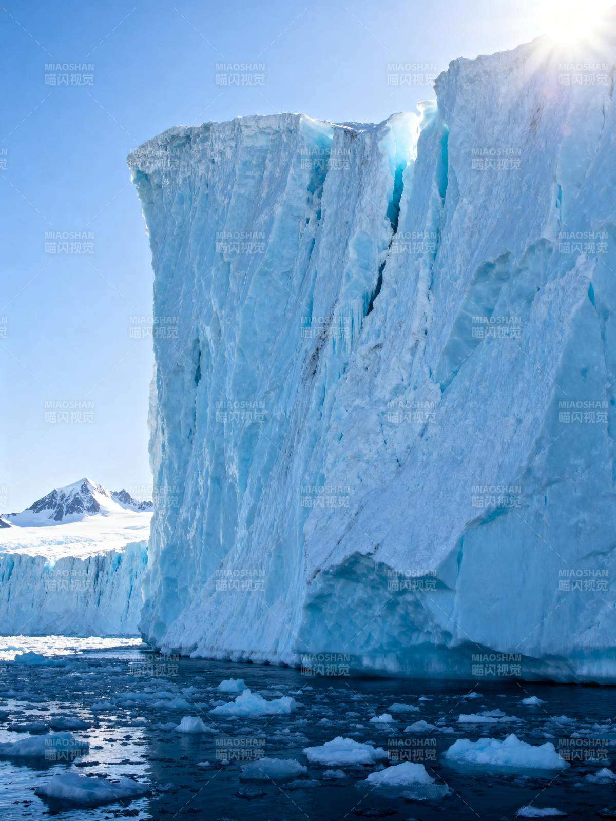 冰山巍峨 阳光照耀图片