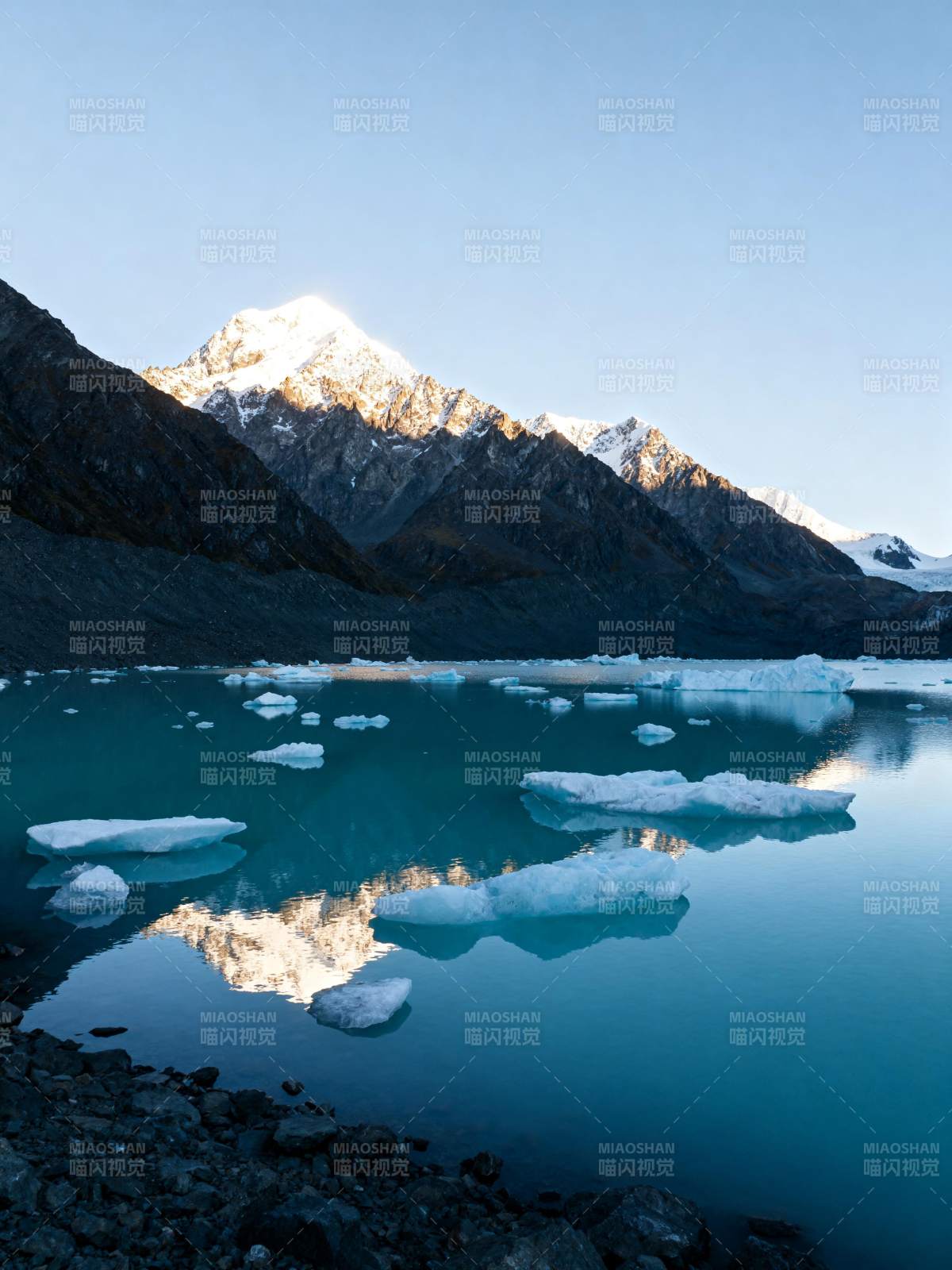 雪山倒影湖中图片