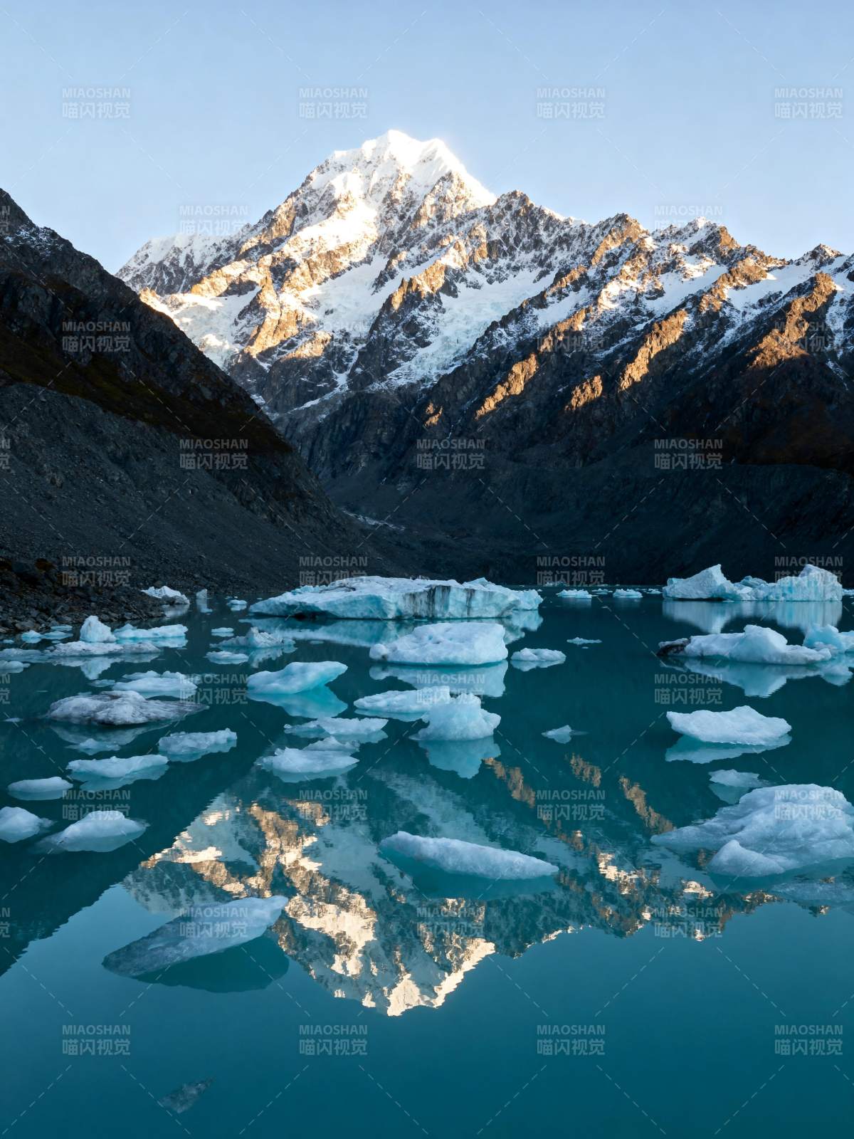 雪山倒影湖中图片