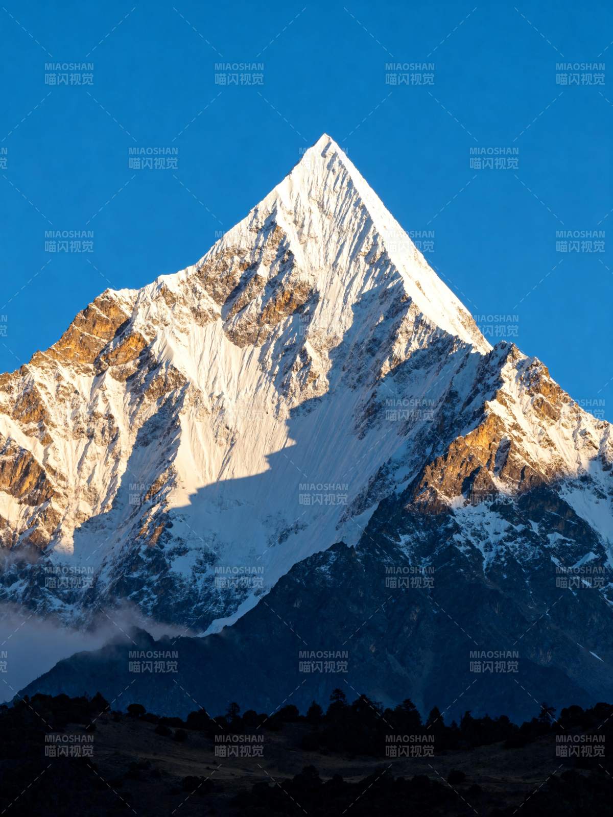 雪山之巅 蓝天映衬图片