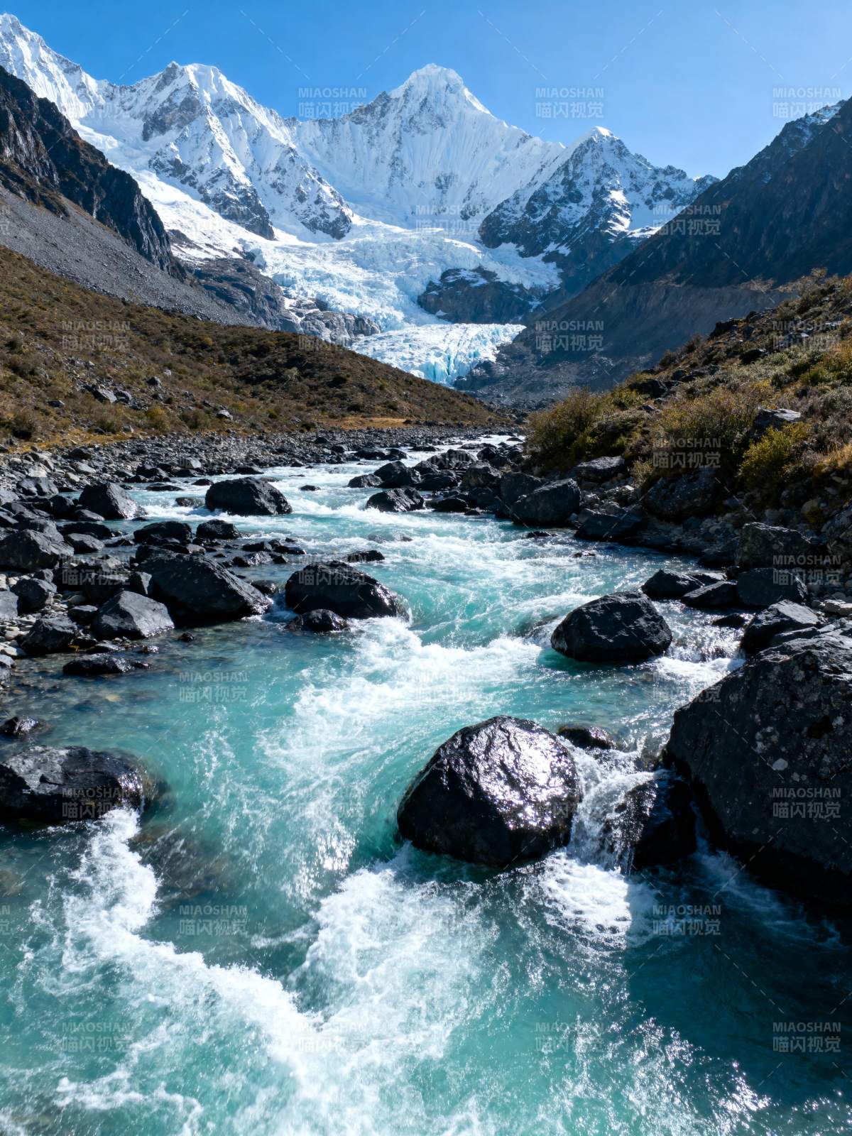 雪山溪流美景图片