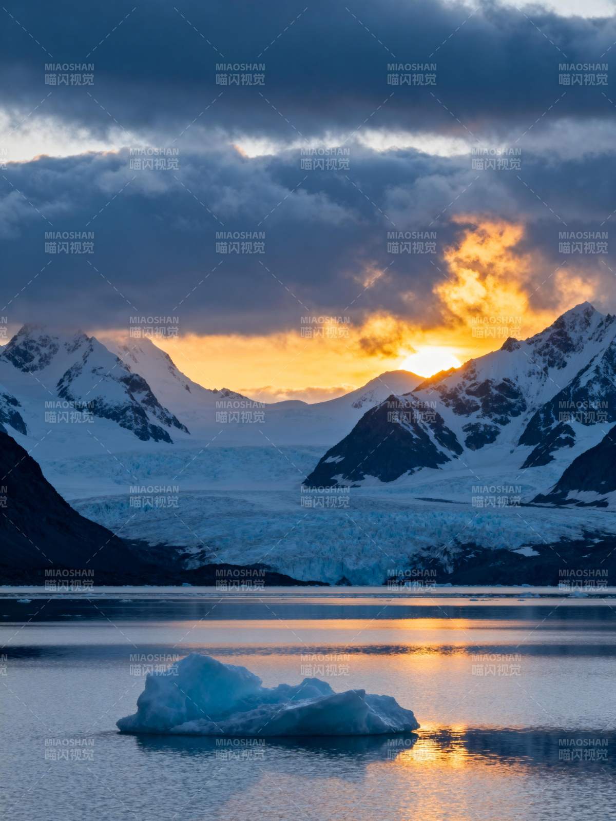 极地冰川日落图片
