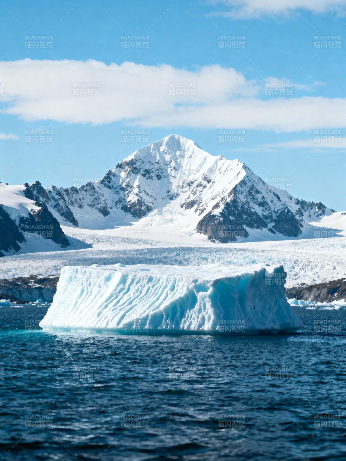 冰山雪峰映碧海图片