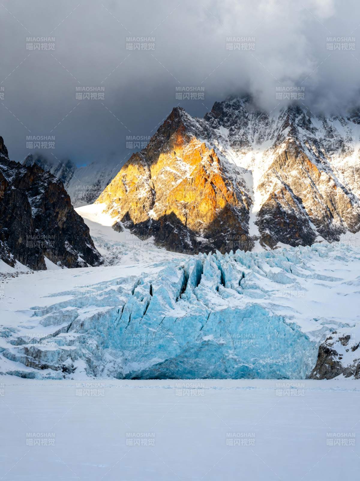 冰川雪峰晨光图片