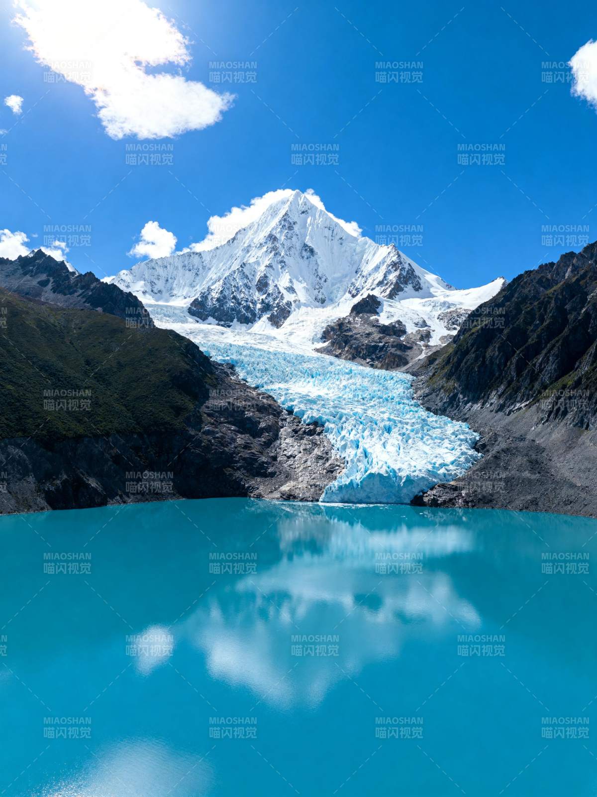 雪山映湖 冰川倒影图片