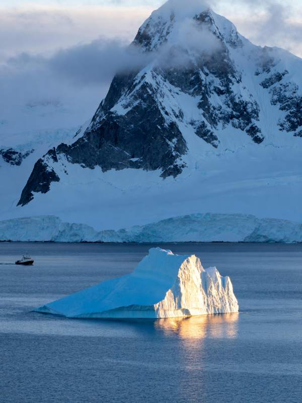 冰山映雪山图片