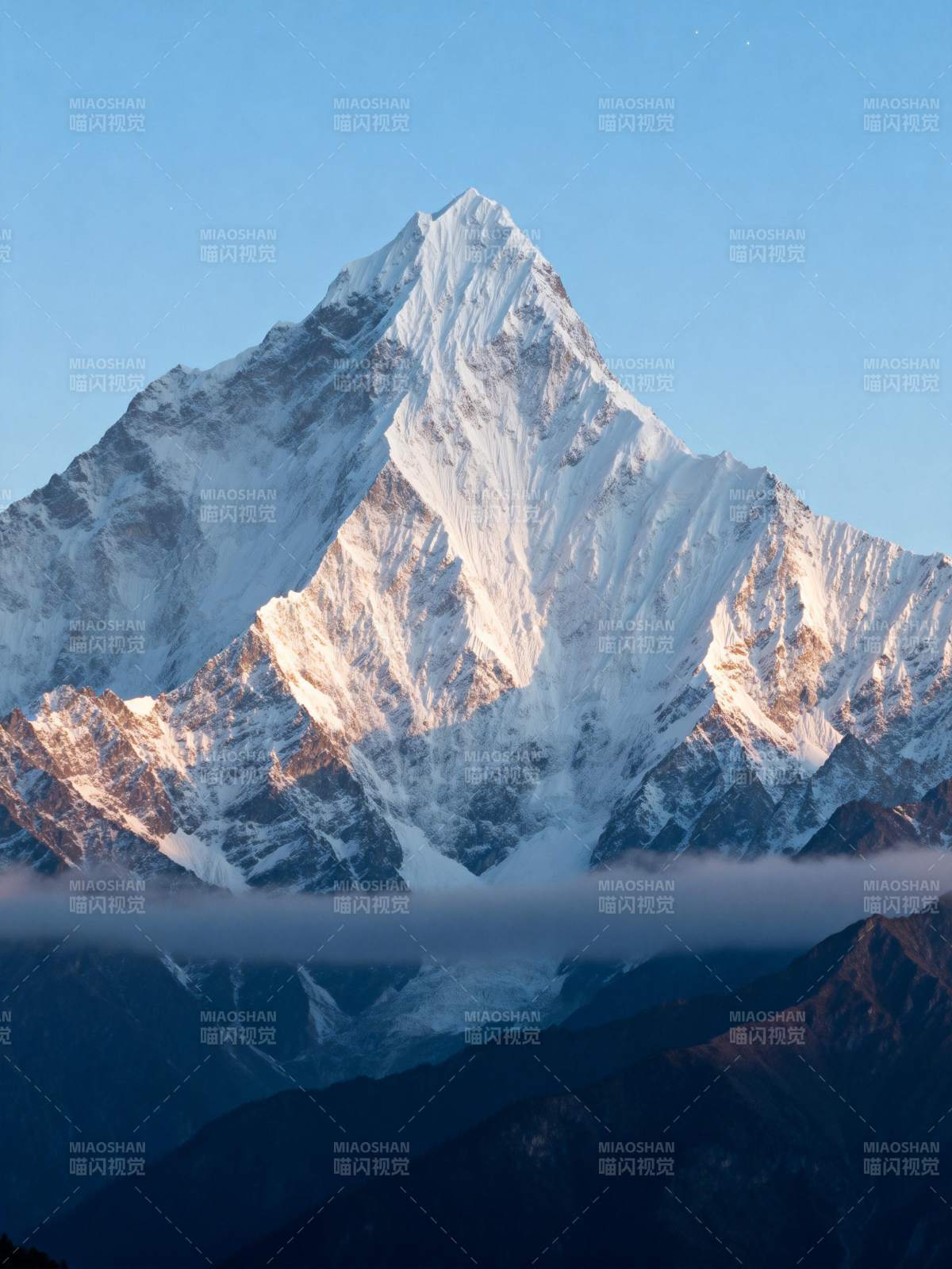 雪山巍峨 云海缭绕图片