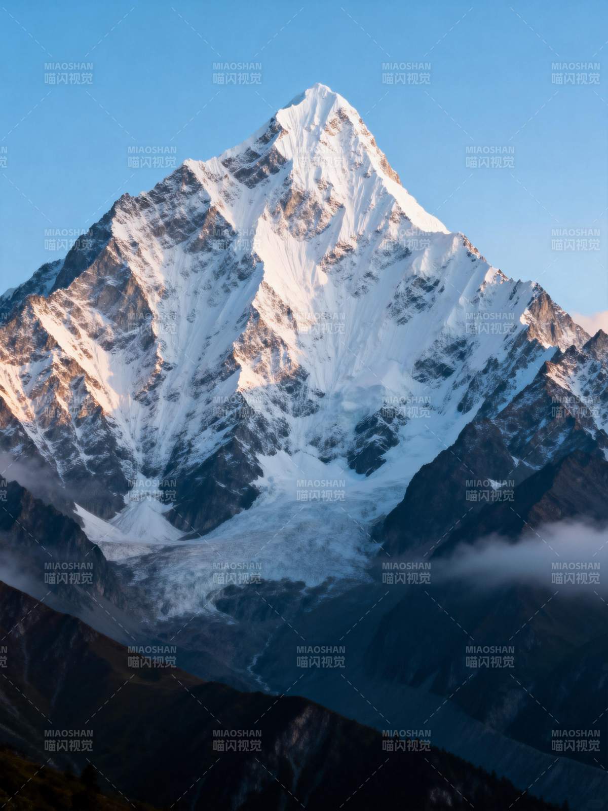 雪山之巅 壮丽巍峨图片