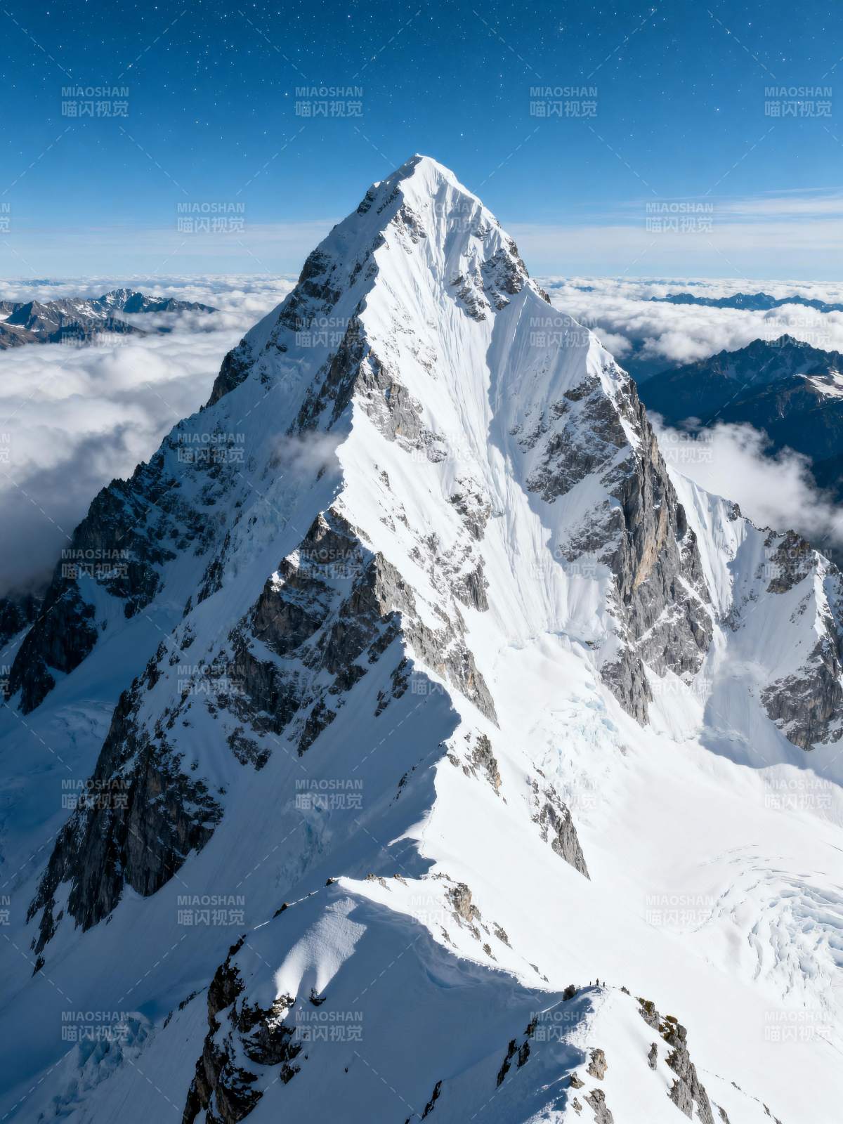 雪山之巅 云海之上图片