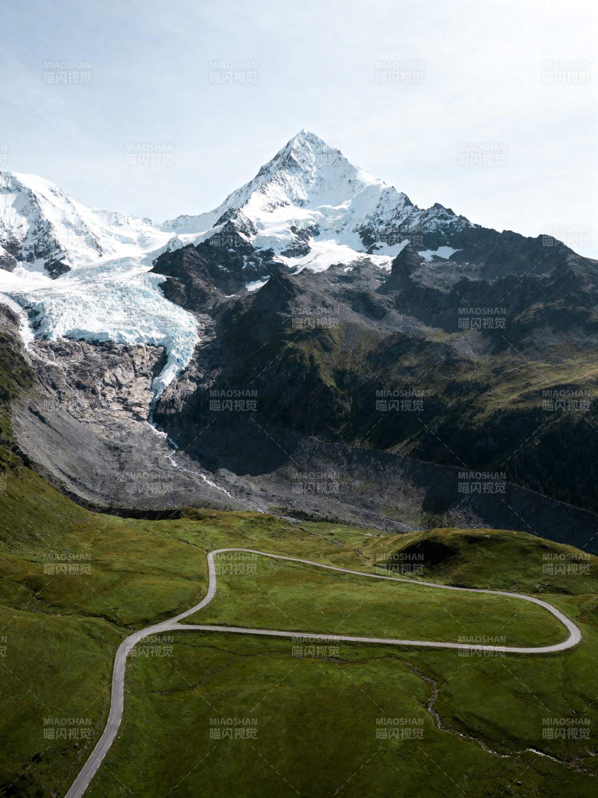 雪山蜿蜒路图片