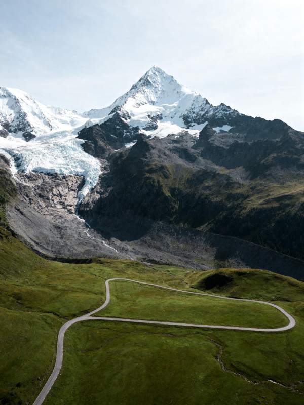 雪山蜿蜒路图片